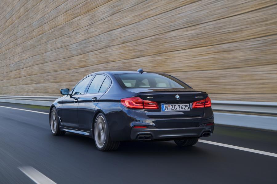  BMW M550i xDrive Sedan 2017 года  (WW) (фото 25 из 48)